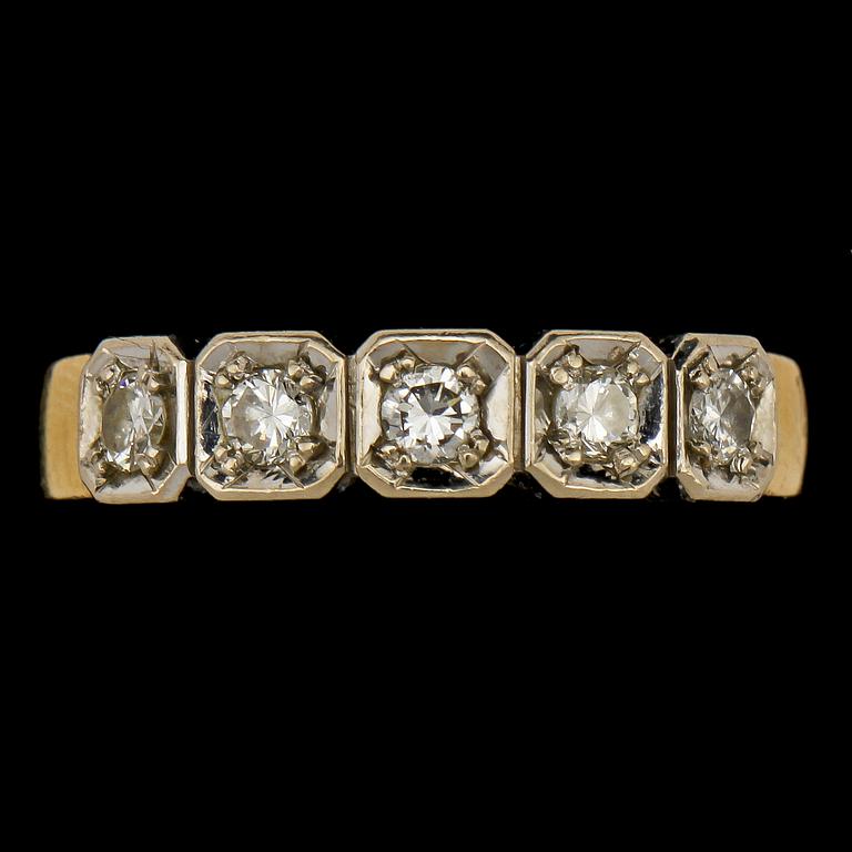 RING, 18k guld och vitguld med 5 briljantslipade diamanter, tot 0.30 ct, Juvel-Ateljén Malina, Göteborg, 1974. Vikt 5 g.