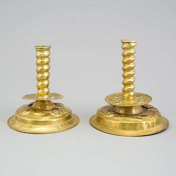 LJUSSTAKAR, 2 snarlika, mässing, barock, 1700-tal.