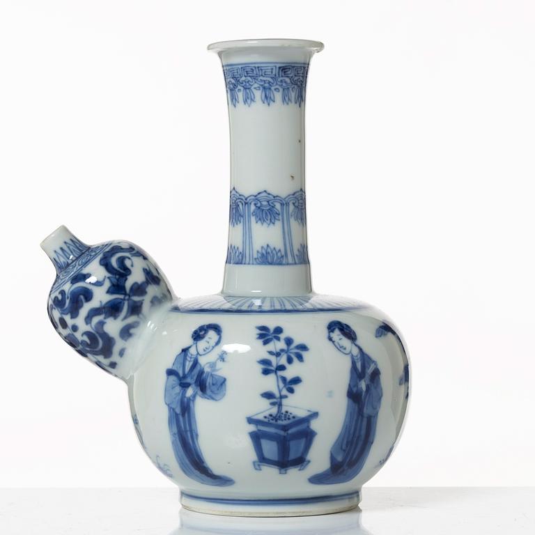 A Chinese blue and white porcelain kendi, Qing dynasty.