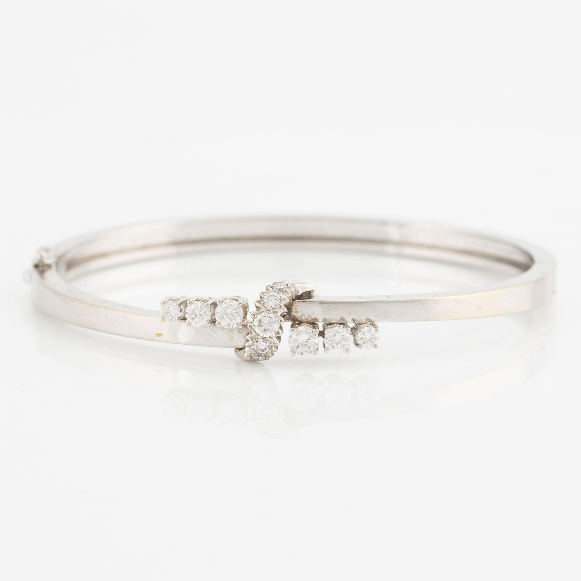 Bracelet 18K white gold with round brilliant-cut diamonds.