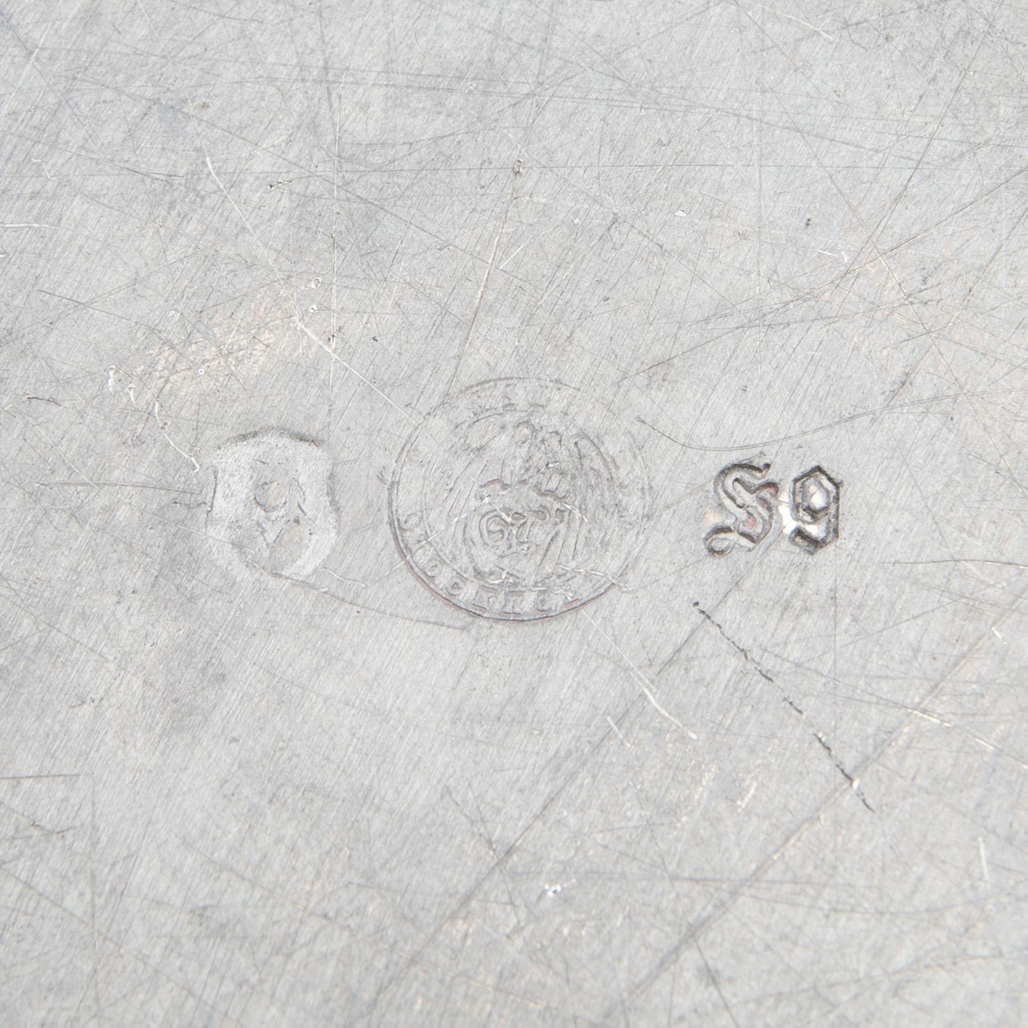 Firma Svenskt Tenn, flaskställ ett par av vitmetall modell nr 2562, samt fat av tenn, Stockholm 1900-talets andra hälft.