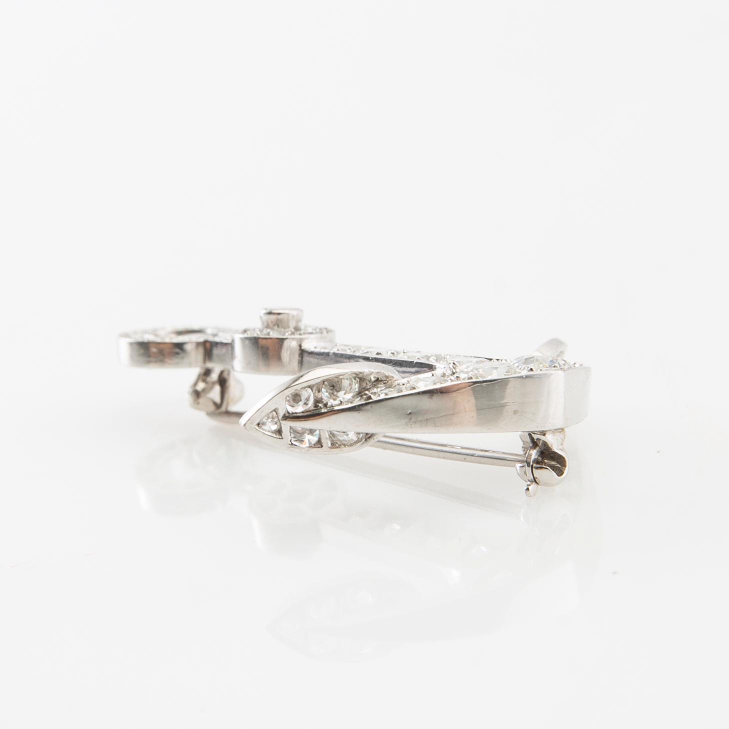 Brooch in the form of an anchor made of 18K white gold with diamonds.