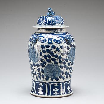 LOCKURNA, porslin. Kina, 1800-tal.