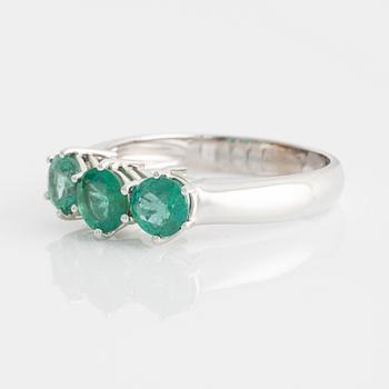 Ring vitguld med tre smaragder.