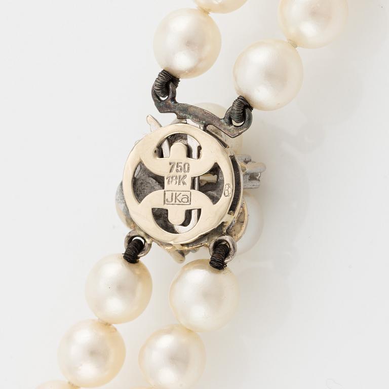 Double-stranded pearl necklace with cultured pearls.