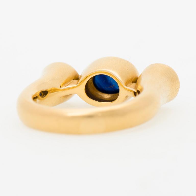 A RING, cabochon cut sapphire, cabochon cut rubies, 18K gold.