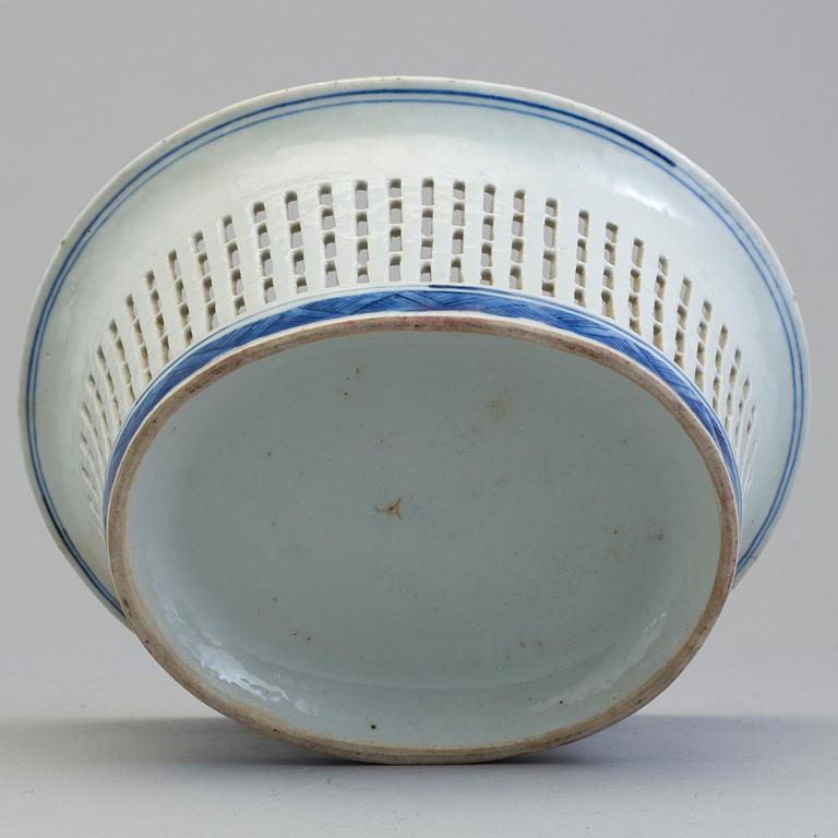 GALLERKORG med FAT, kompaniporslin. Qingdynastin, Jiaqing (1796-1820).