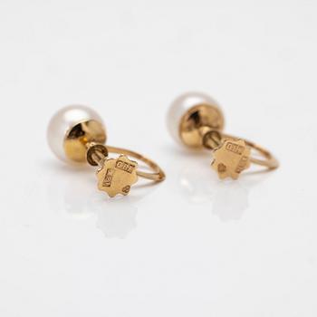 A pair of 18K gold earrings with cultured pearls.