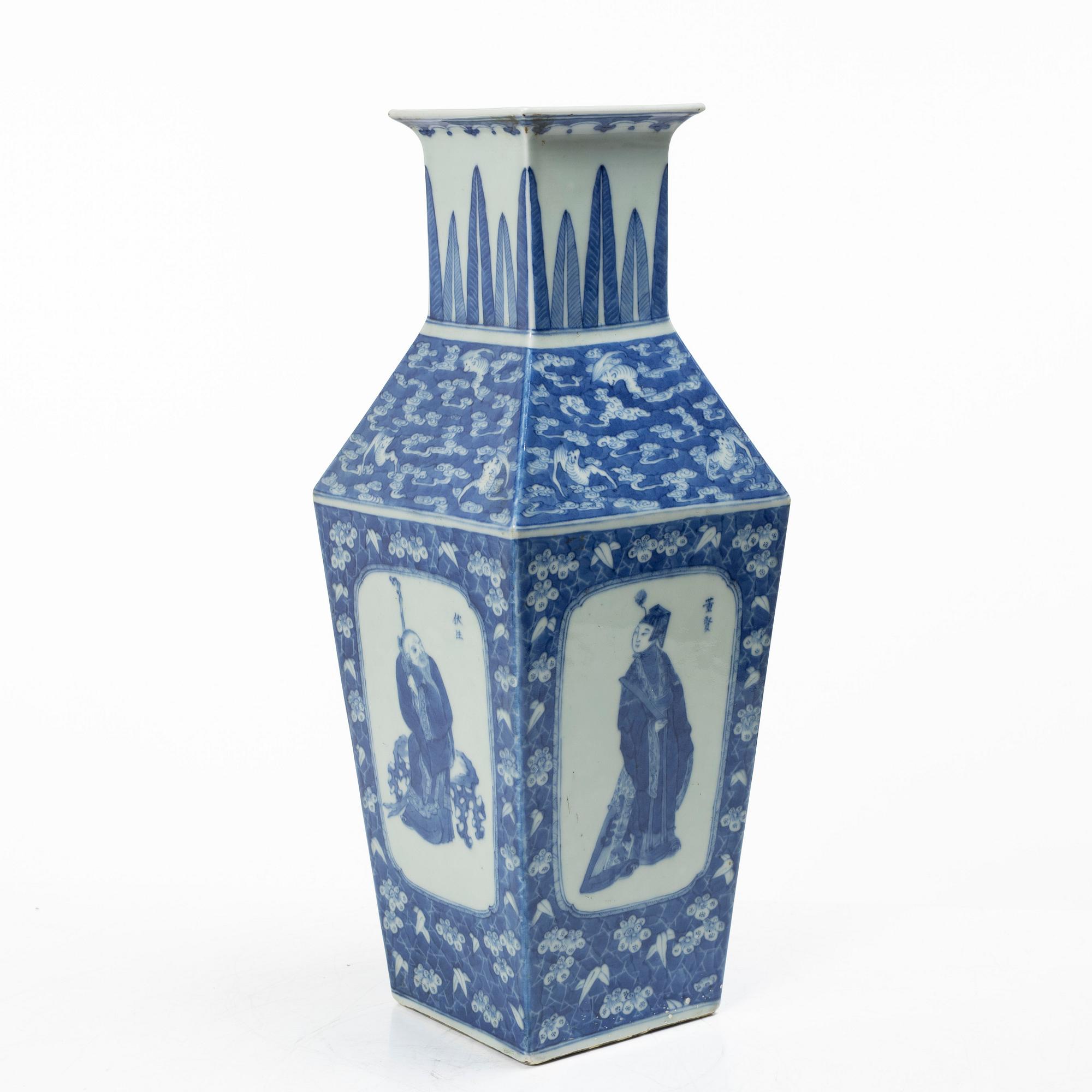 A blue and white porcelain vase, China, 19th century.