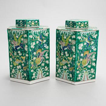 A pair of Chinese porcelain urns with lids, modern manufacturing.