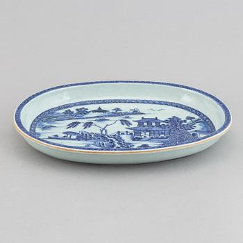 A blue and white oval dish, Qing dynasty, Qianlong (1736-95).