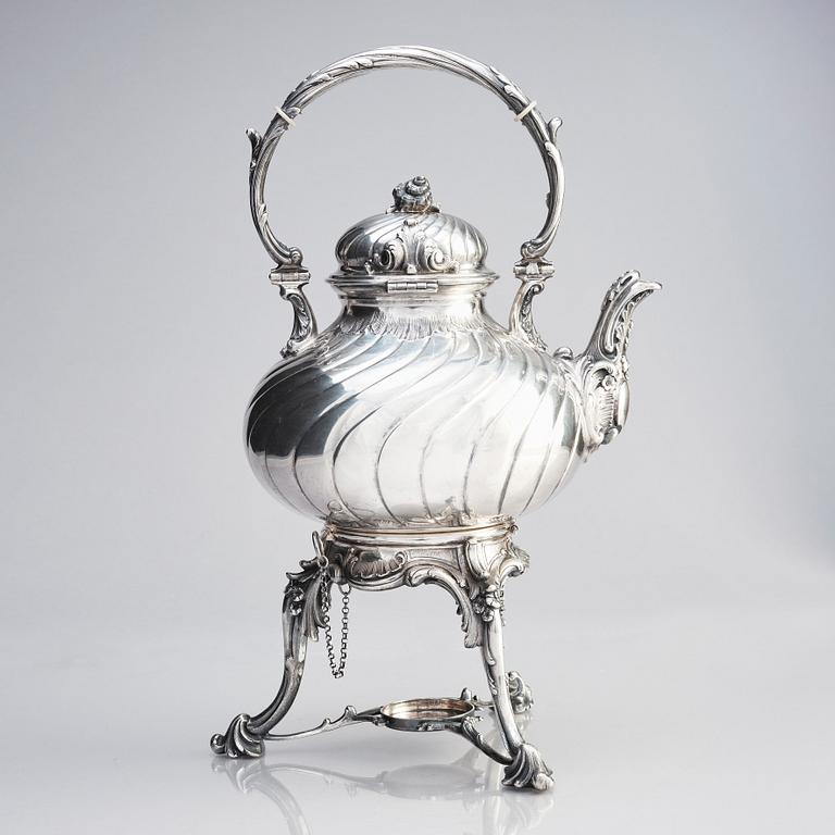 Gustaf Möllenborg (Carl Teodor Feron), tekanna på rechaud, silver, Stockholm 1885. Nyrokoko.