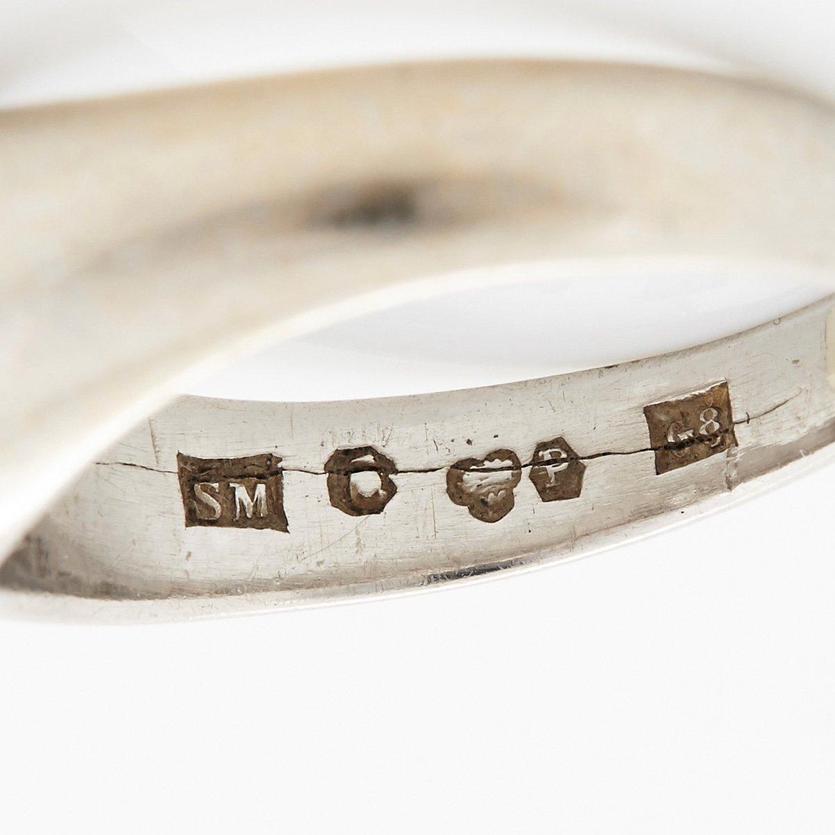 Ring platina med en cushionformad gammalslipad diamant.