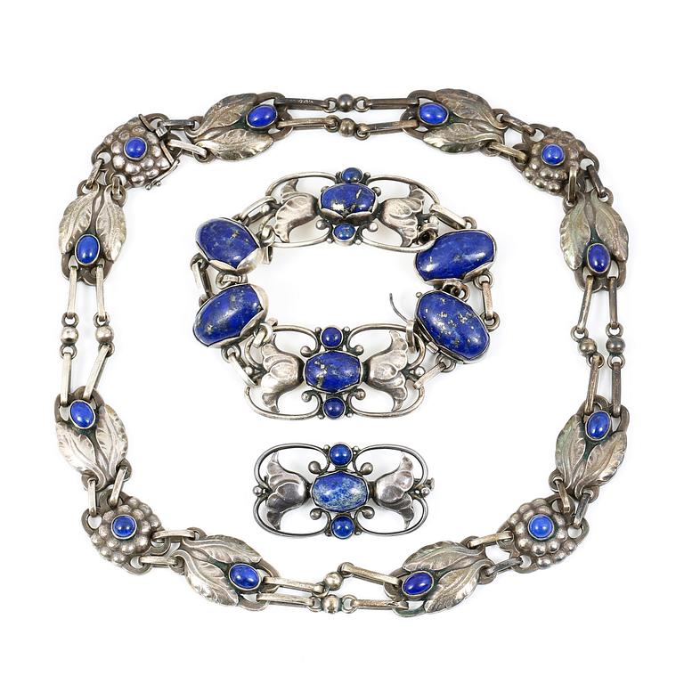 HALSBAND, ARMBAND OCH BROSCH, en ansättning av silver med lapis lazuli, Georg Jensen, Danmark, 1933-944. Vikt ca 91,3 g.