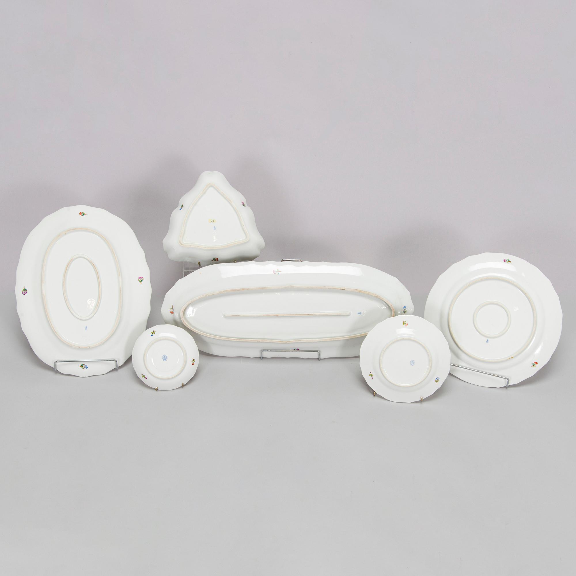 Herend, ruoka-astiasto, 91 osaa, posliinia, "Queen Victoria". Unkari.