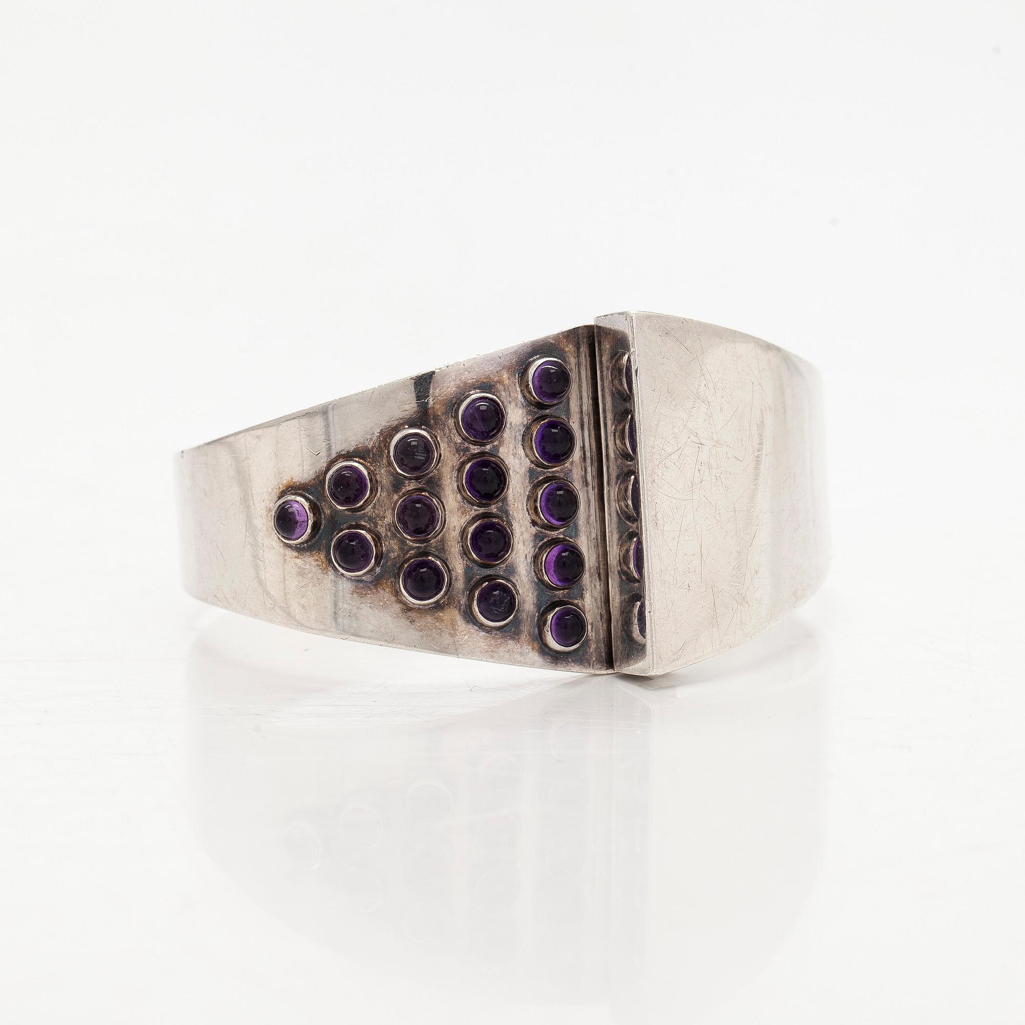 Veikko Reinikka, bracelet, cabochon-cut amethysts, silver, 1962.