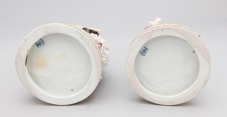 FIGURINER, ett par. porslin, 1900-talets första hälft.