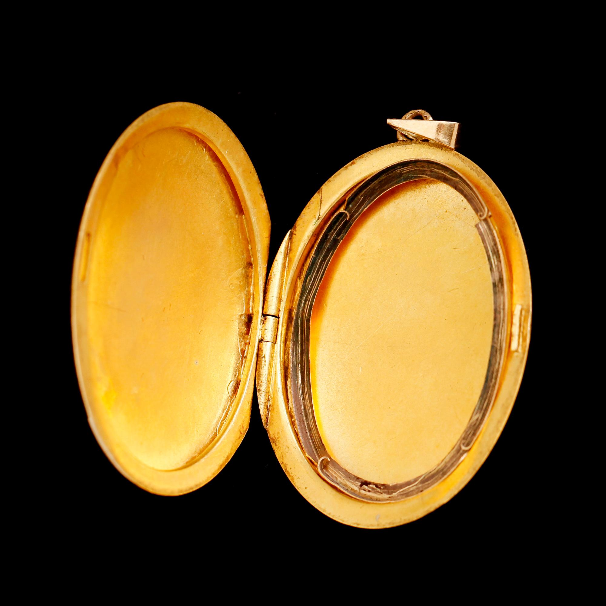 MEDALJONG, 18 k guld, med odlad sötvattenpärla. Vikt ca 8 gram.