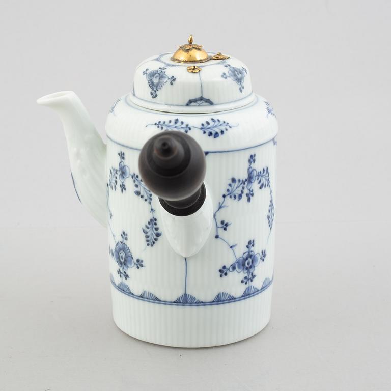 A 'Blue Fluted' / 'Musselmalet rifflet' chocolate pot, Royal Copenhagen, 1785-90, allegedly Fredrik Gregoriius Schaltz.