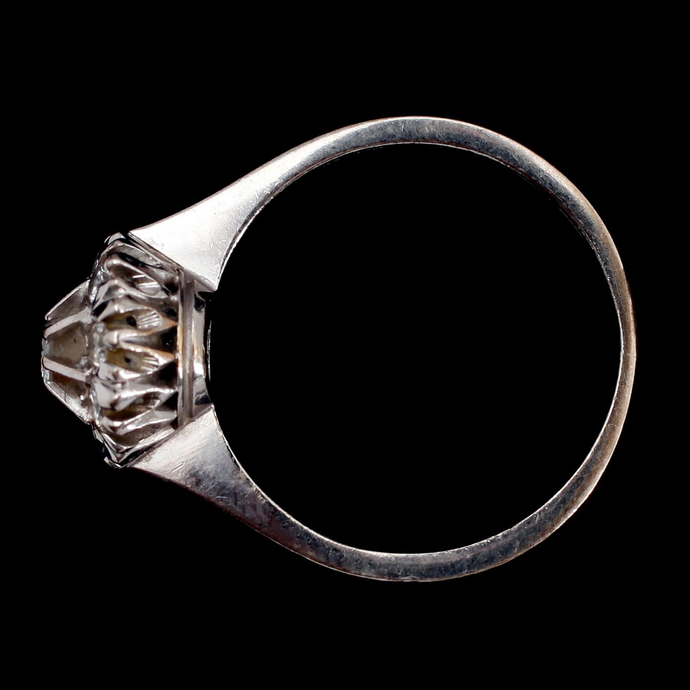 RING, 18 k vitguld, carmosemodell, svenska stämplar CLR 1972. Med briljanter tot 0.40 ct.