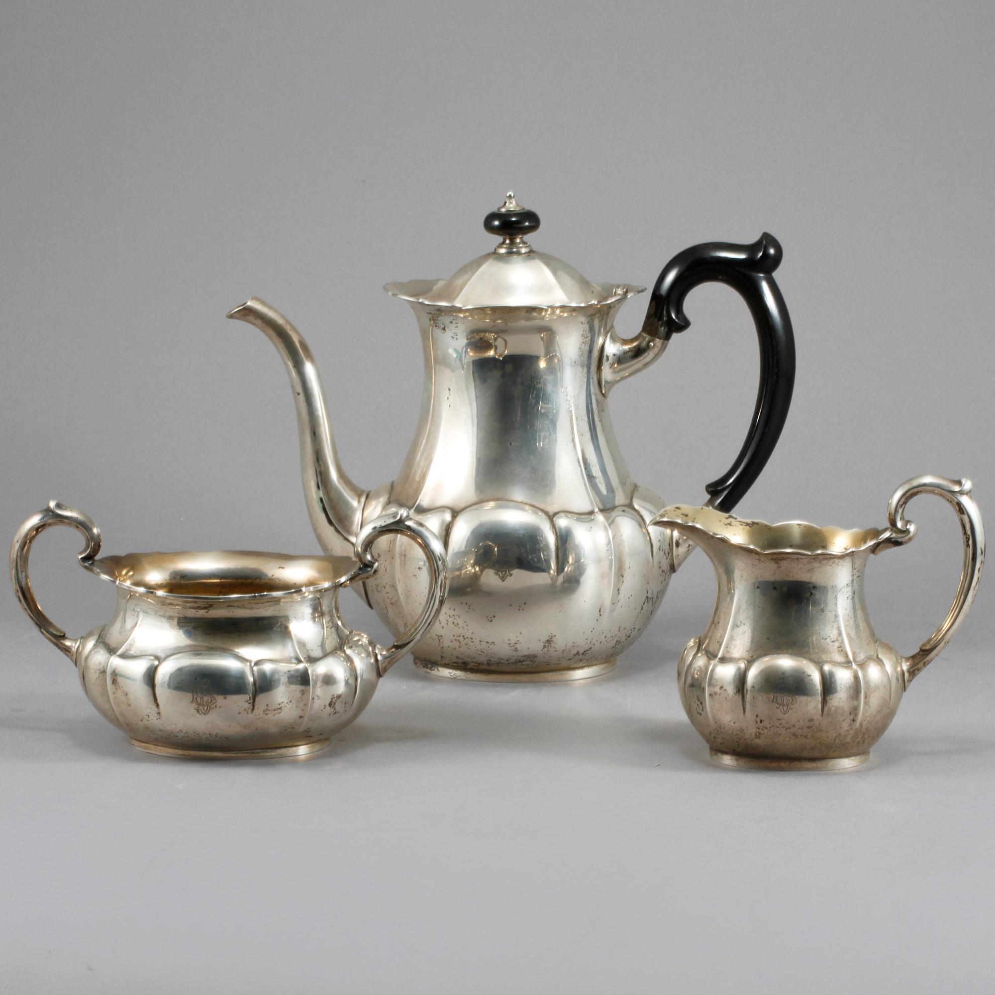 KAFFESERVIS, silver, 3 delar, C G Hallberg, rokokostil, Göteborg, 1925. 983 gram.