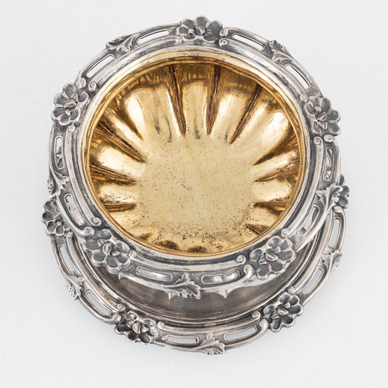 Gustaf Möllenborg, såsskål på fat, silver, nyrokoko, Stockholm 1847.