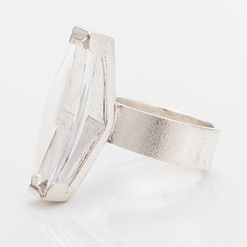 Björn Weckström, Ring "Luminoso", sterlingsilver, munsteinerslipad bergskristall. Lapponia 2009.