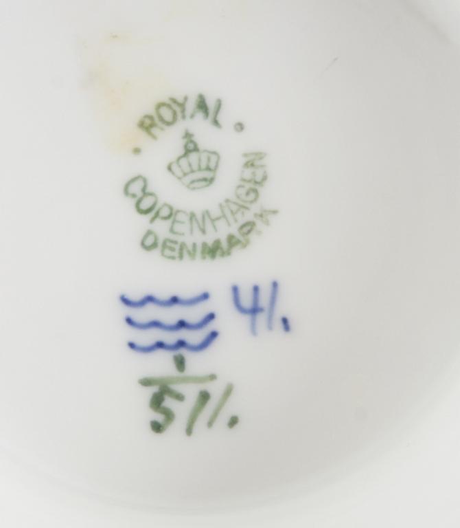 SERVISDELAR, ca 40 delar, porslin. "Musselmalet" Royal Copenhagen.