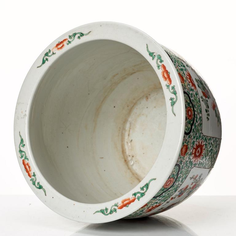 A famille verte basin, late Qing dynasty, circa 1900.