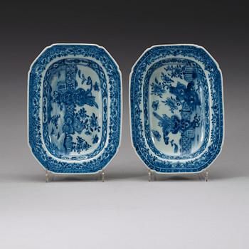 A pair of blue and white butter tureens with covers and stands, Qing dynasty, Qianlong (1736-95).