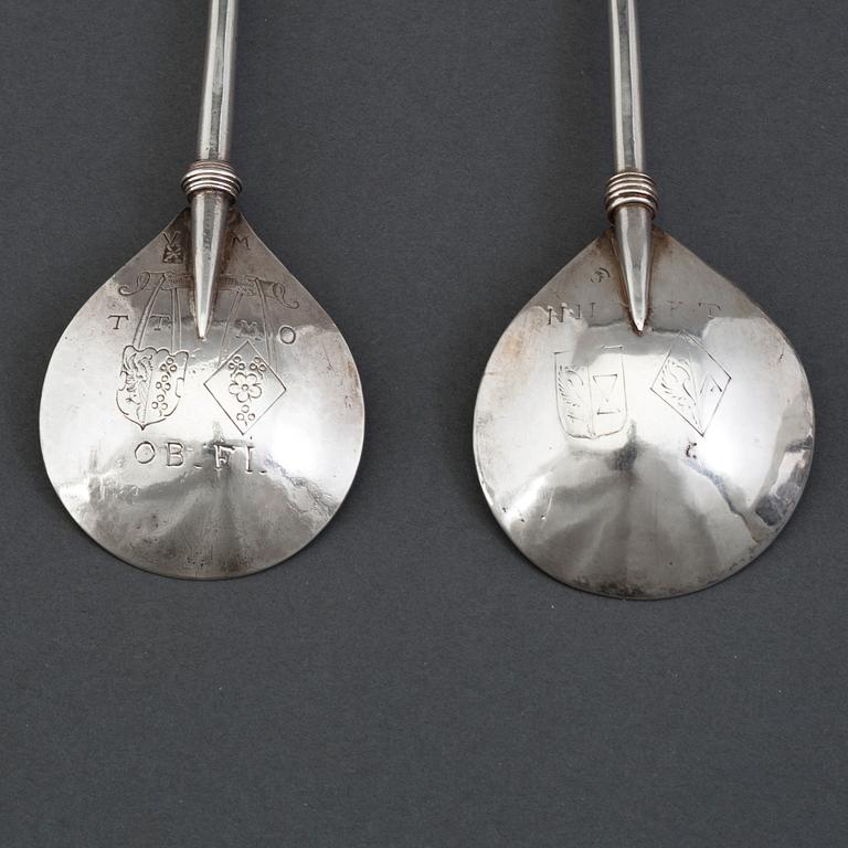 Skedar med druvknopp, 3 st, silver, icke identifierade stämplar, Holland 1600-tal och 1700-tal.