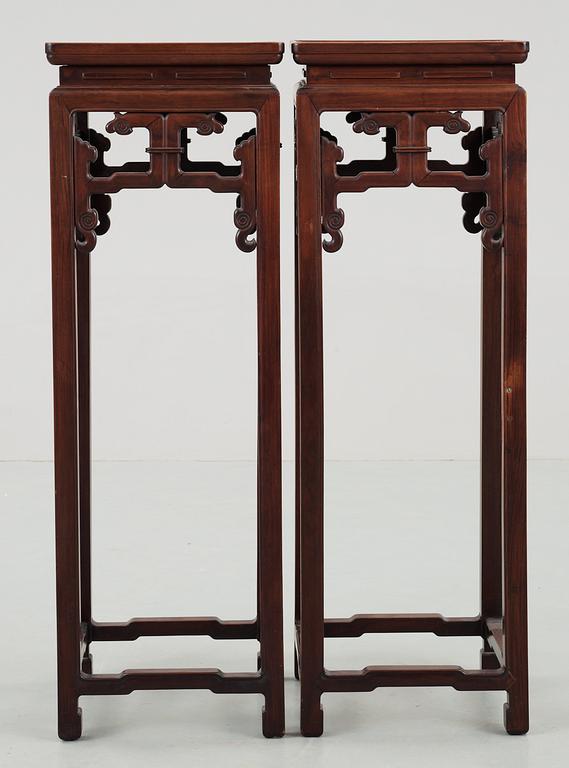 PIDESTALER, två stycken, hardwood. Troligen sen Qing dynasti.