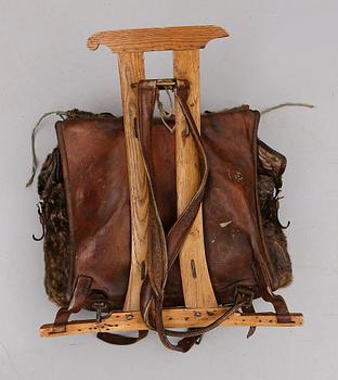 JAKTVÄSKA, läder och sälskinn, 1800-/1900-tal.