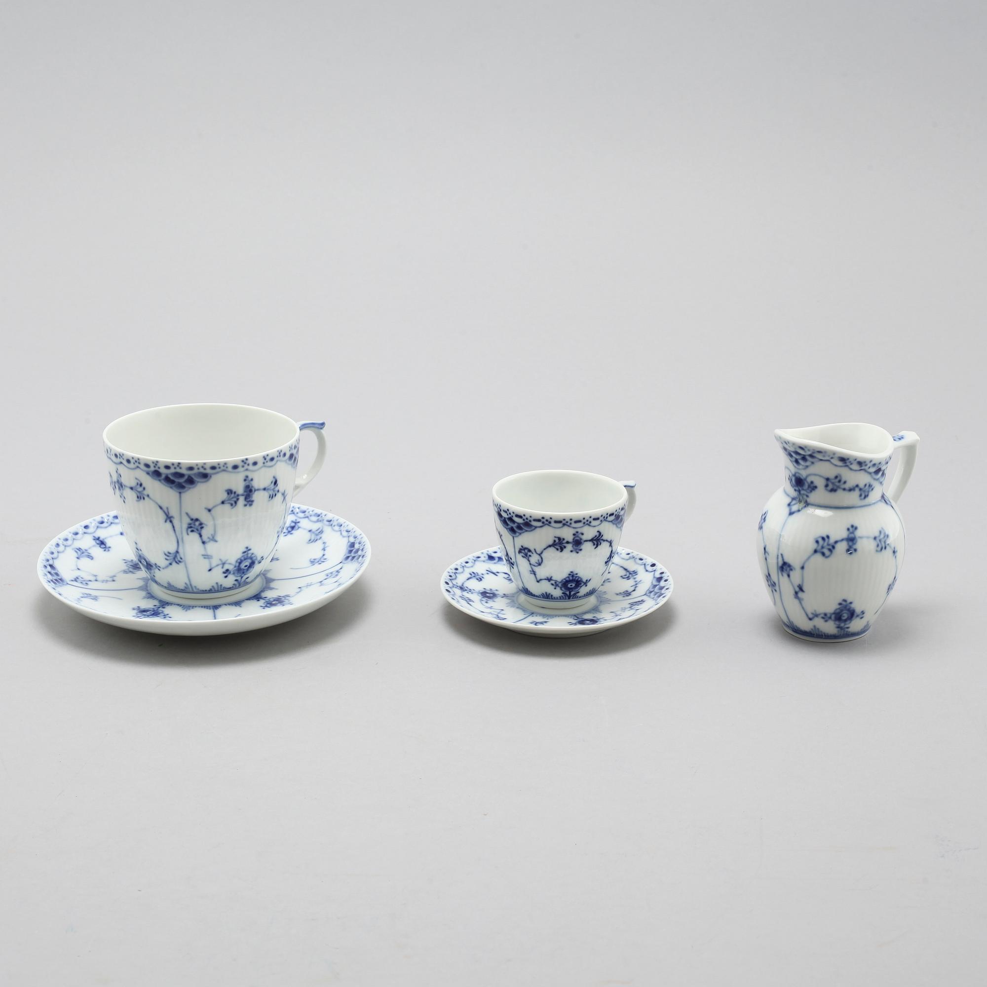63 pieces of porcelain tableware from Royal Copenhagen, model "Musselmalet", second half of the 20th century.
