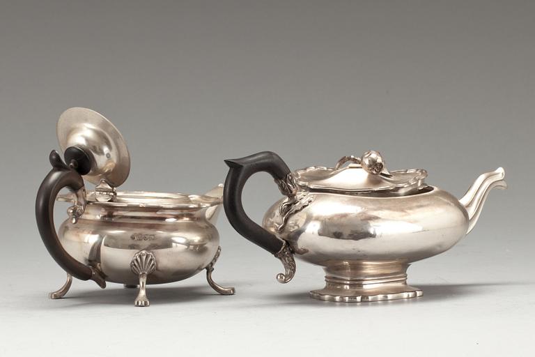 TEKANNOR, 2 st, silver. Bland annat C G Hallberg, Stockholm, 1905. Vikt ca 780 g.