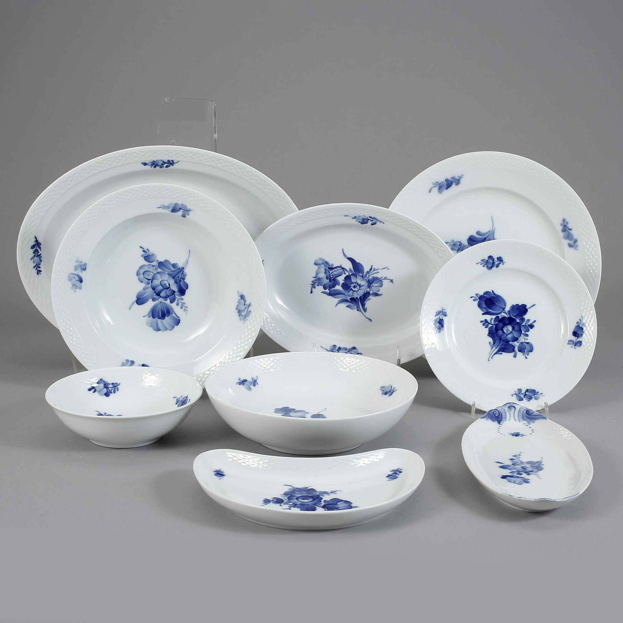 MATSERVIS, porslin, 38 delar, "Blå blomst", Royal Copenhagen.