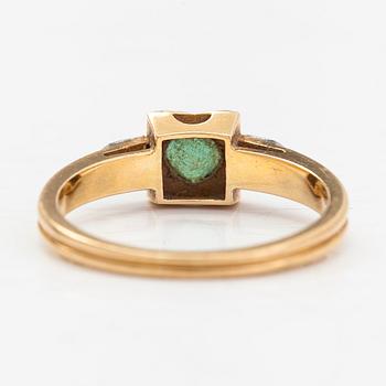 Ring, 18K guld, diamanter tot ca. 0.06 ct samt smaragd. Auran Kultaseppä Oy, Turku 1956.