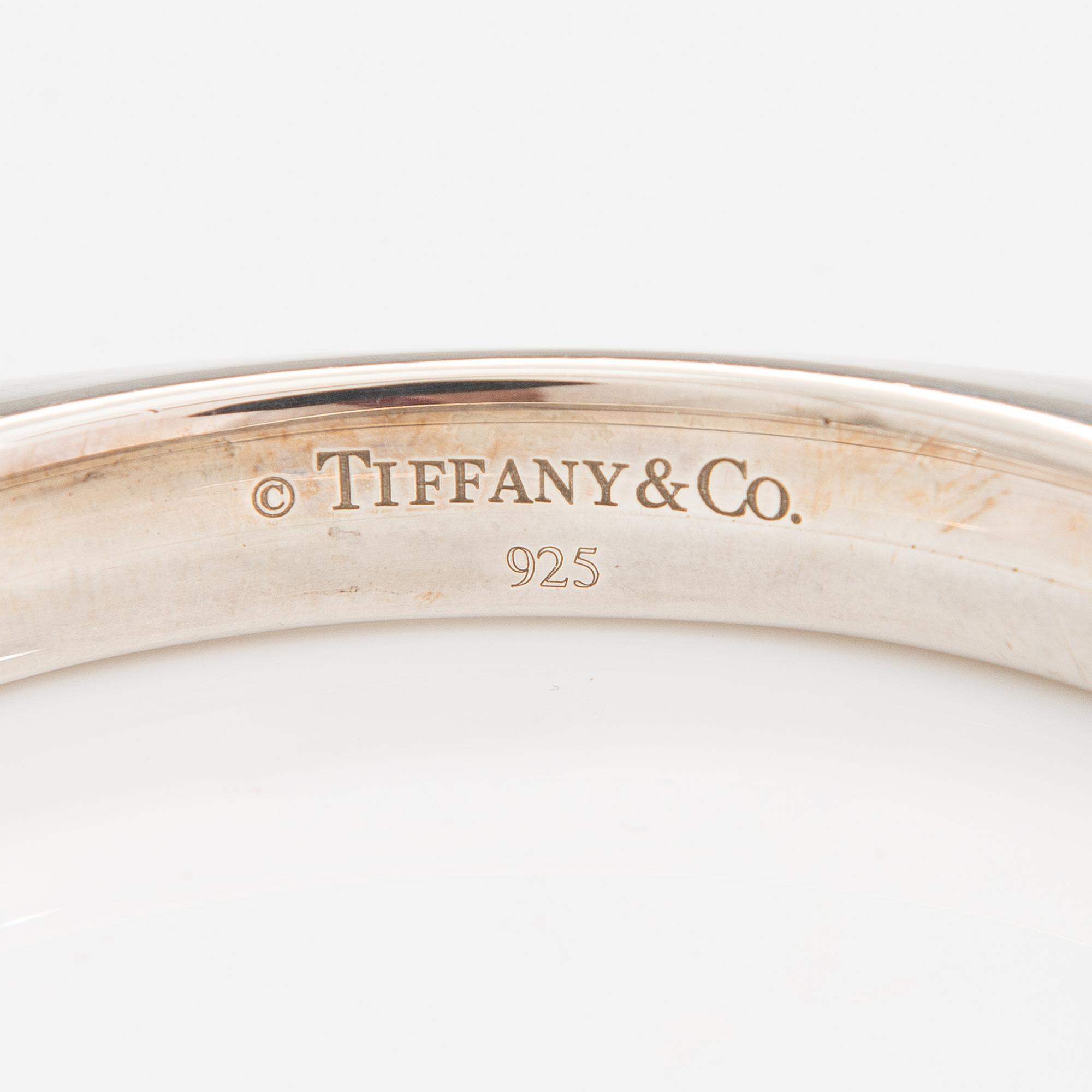 TIFFANY & CO, A sterling siler bangle.