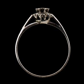 RINGAR, 2 st, 18k vitguld och briljanter, ca 0.15 resp 0.5 ct. Vikt 9 g.