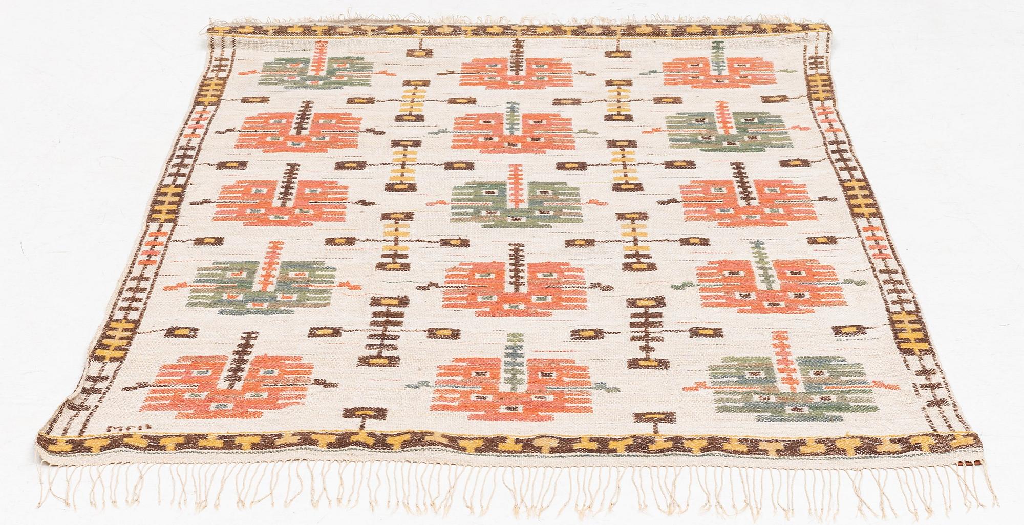 Märta Måås-Fjetterström, draperi, "Daggkåpan med rött", inplock på linnebotten, ca 183 x 112 cm, signerat MMF.