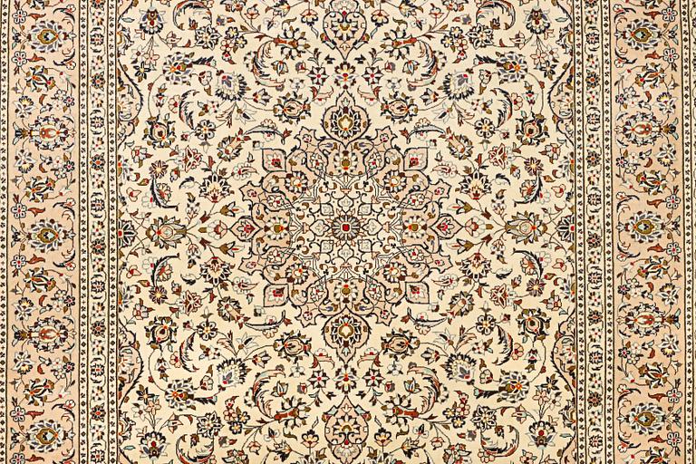 A Kashan carpet, c. 355 x 236 cm.
