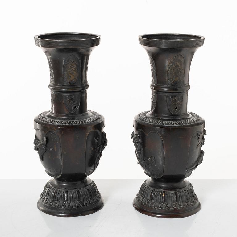 Vaser, ett par, brons, Japan, Meiji (1868-1912).