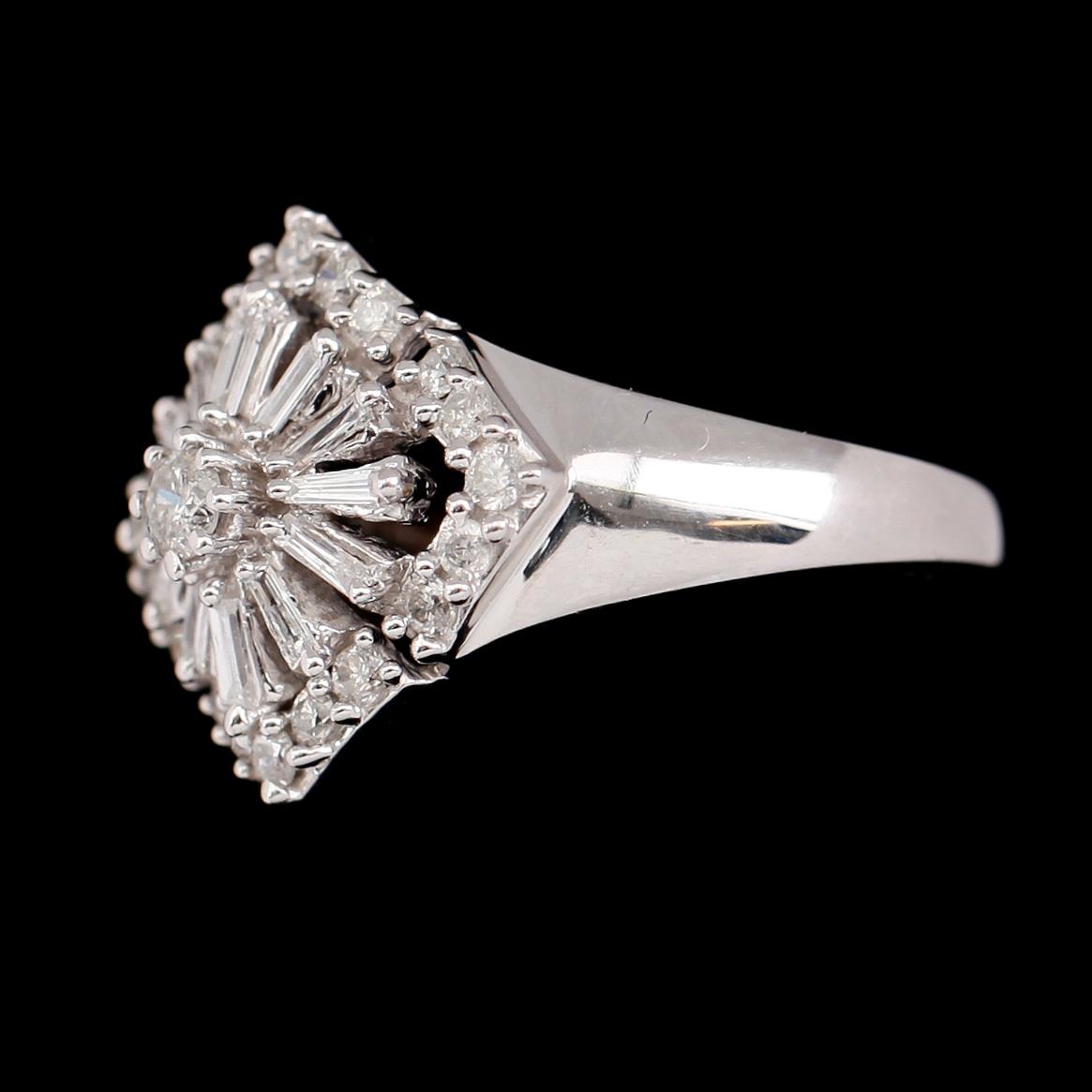 RING, 10 k vitguld, briljant- och baguettslipade diamanter tot 0.65 ct.