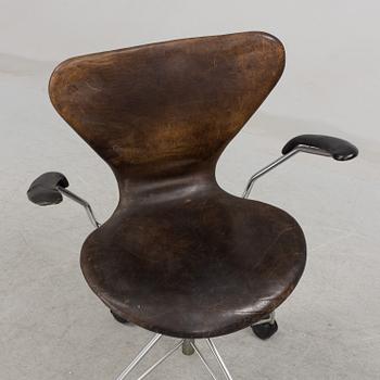 ARNE JACOBSEN, a dark brown leather "Sjuan" writing desk armchair from 1971 for Fritz Hansen, Denmark.