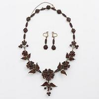 Garnityr, collier/armband och örhängen silver med granater i form av florala motiv, omkring sekelskiftet 1900.