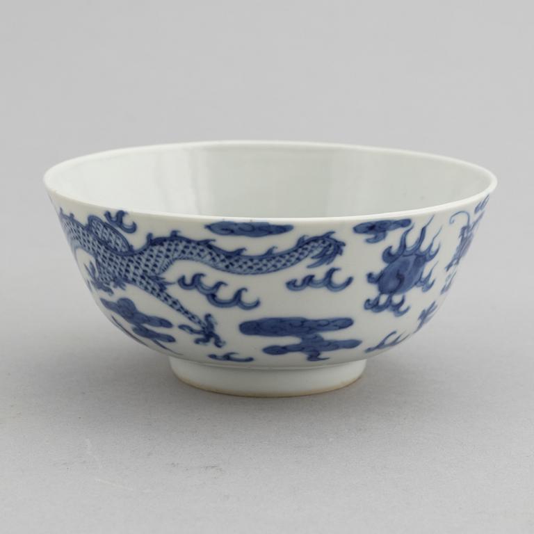 A Chinese blue and white 'Bleu de Hue' bowl for the Vietnamese market, late 19th Century.