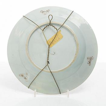 A set of three export porcelain plates and two dishes, Qing dynasty, Qianlong (1736-95).