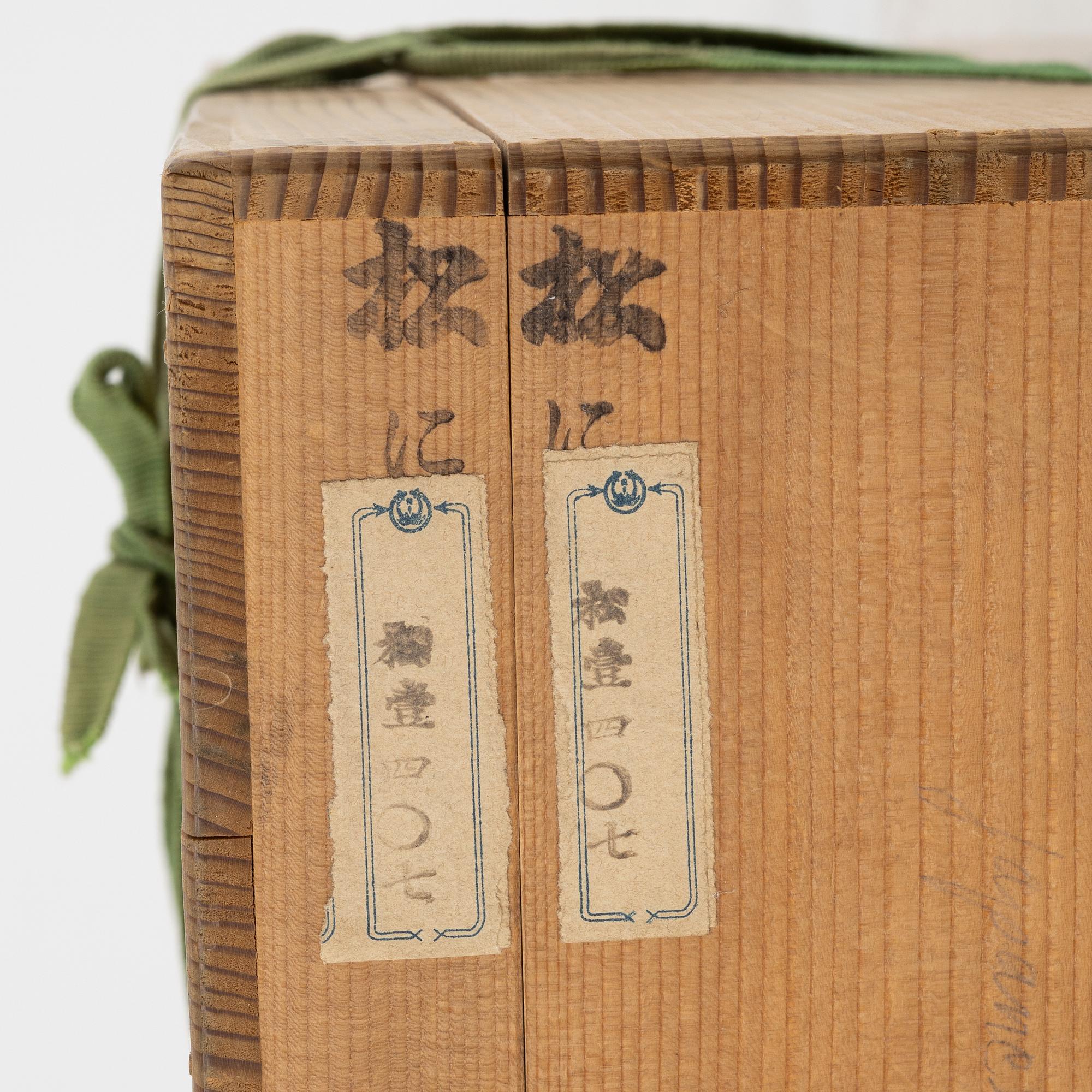 Ask, trä med 15 stycken små dockor. Japan, 1900-tal.