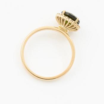 Ring 14K gold with green tourmaline and brilliant-cut diamonds.