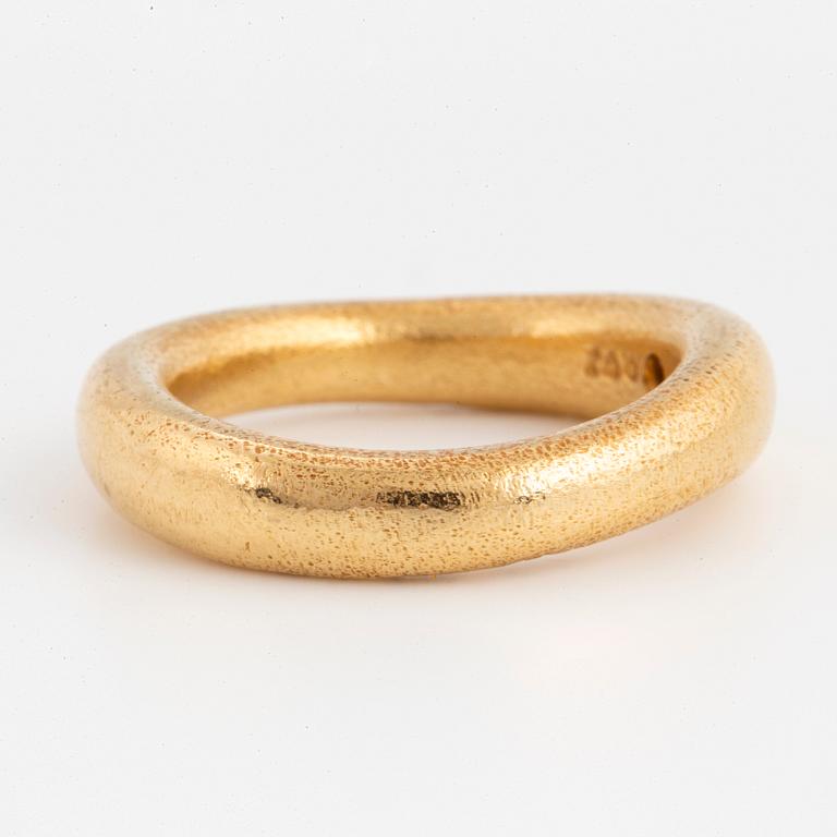 An 18K gold Ole Lynggaard ring set with a round brilliant-cut diamond.
